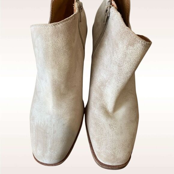 Lucky Brand Cream Suede Ankle Booties V-Cut wedge Melindi boots NWOB size 7.5 - Picture 5 of 13